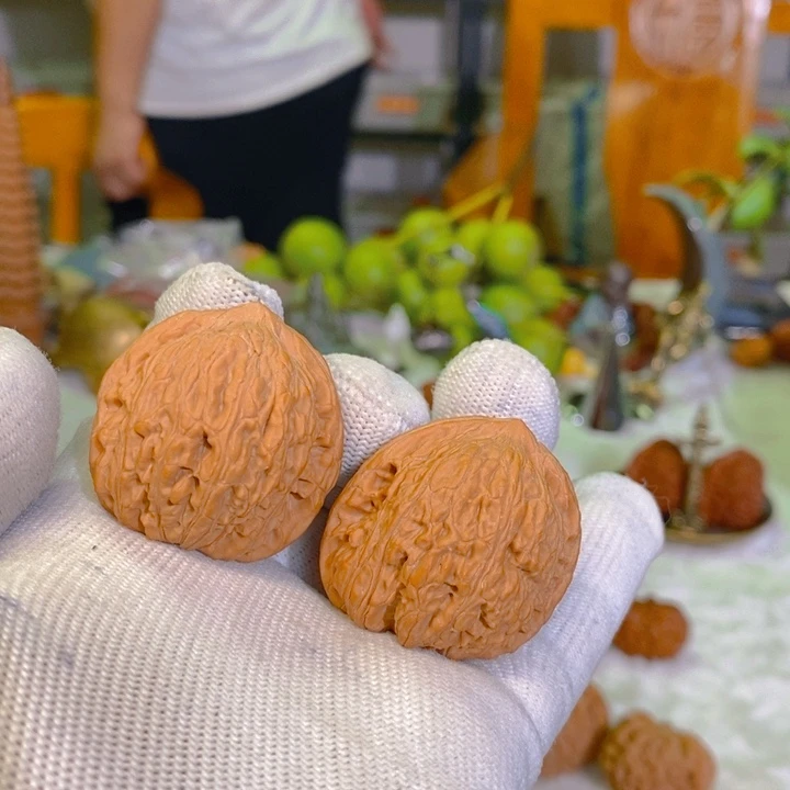 文玩核桃吊坠绣球