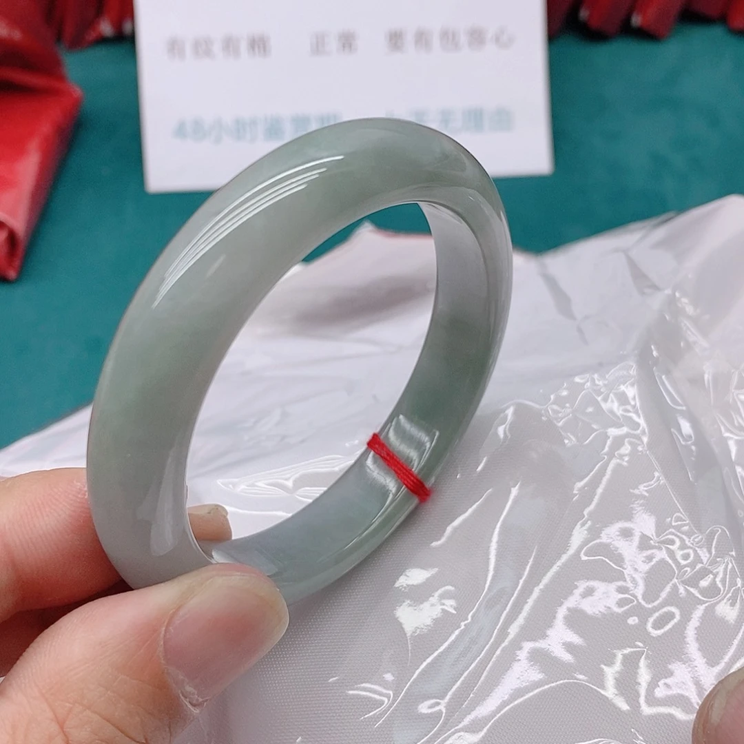 翡翠手镯未镶嵌妖**气500000000