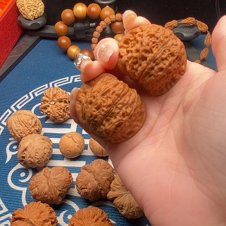 文玩核桃吊坠40血麒麟