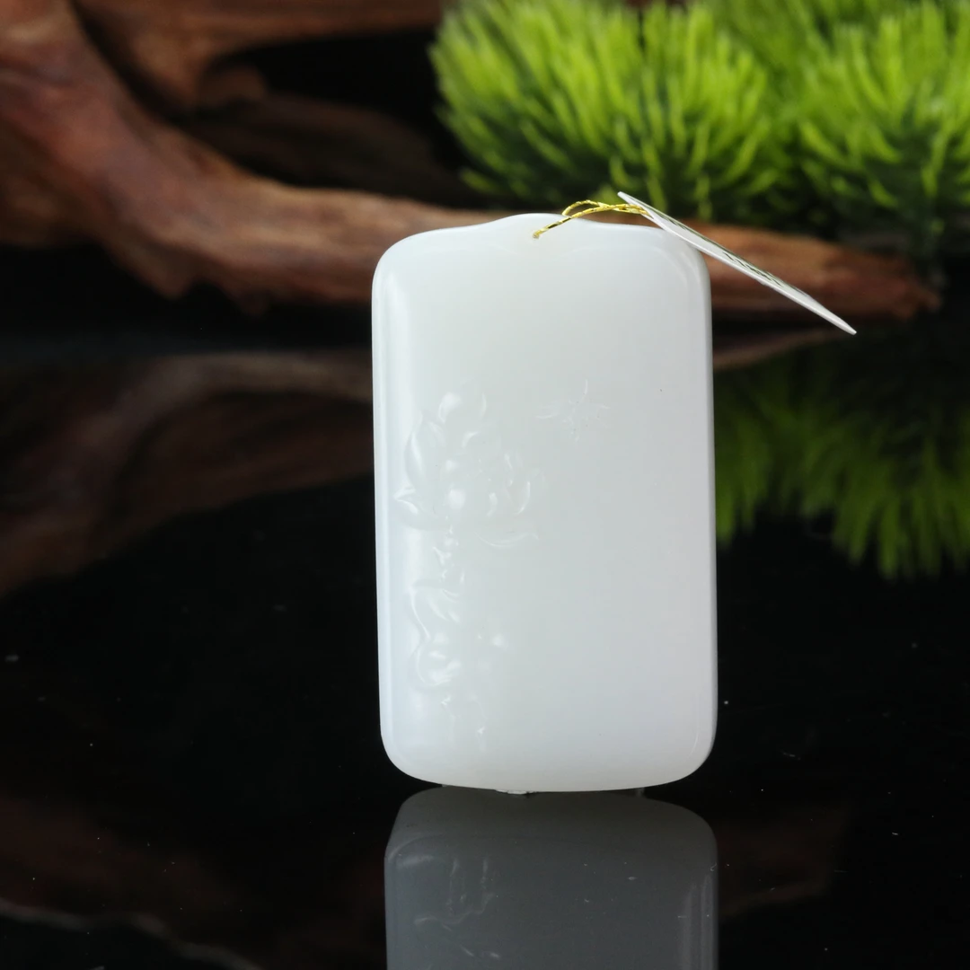 13和田玉羊脂白荷荷美美吊坠/300502上海嘉禾拍卖