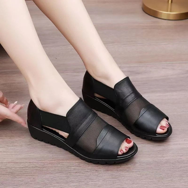 夏季软皮妈妈鞋凉鞋软底舒适中年平底防滑老人奶奶中老年女士新款