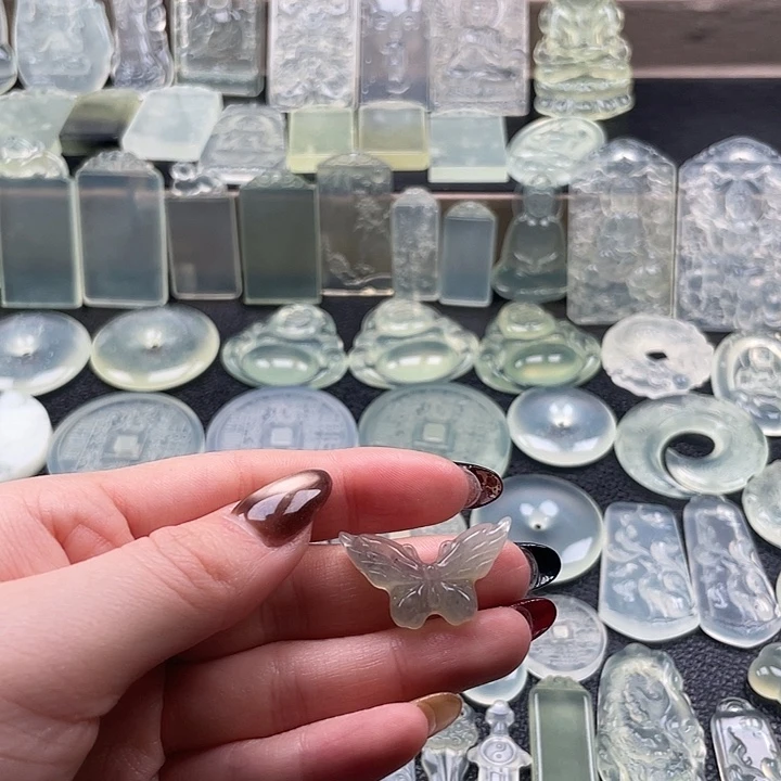 岫玉未镶嵌颈饰蝴蝶