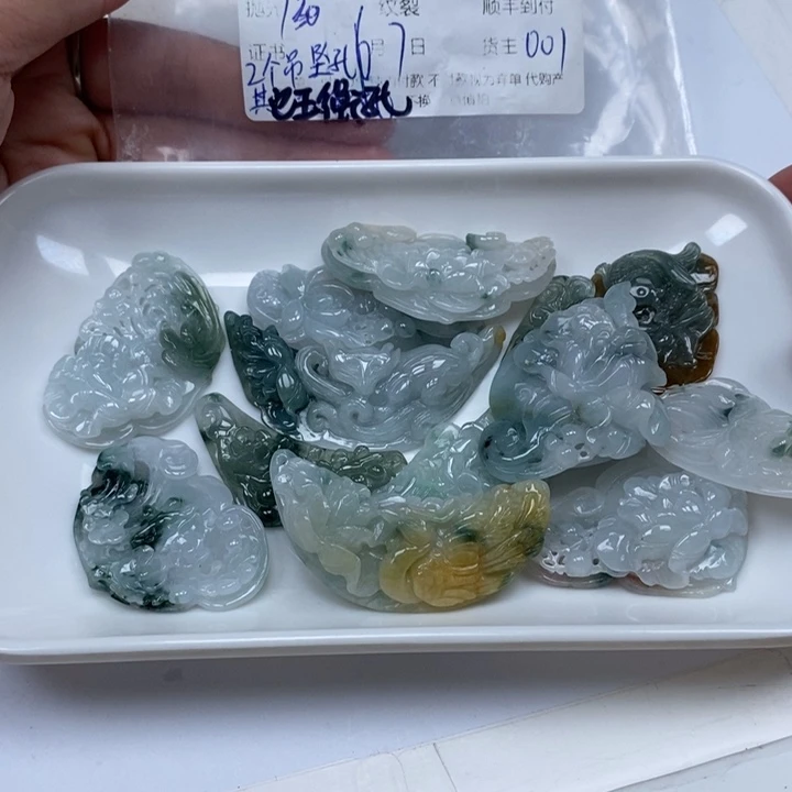 翡翠未镶嵌颈饰小***匣
