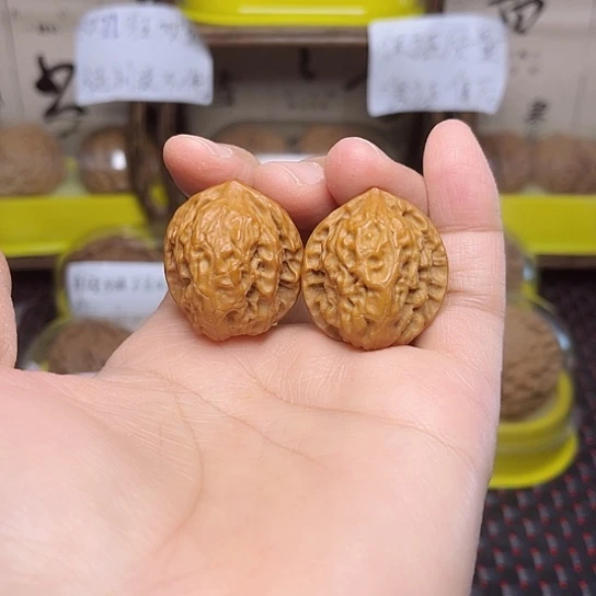 文玩核桃吊坠玲珑