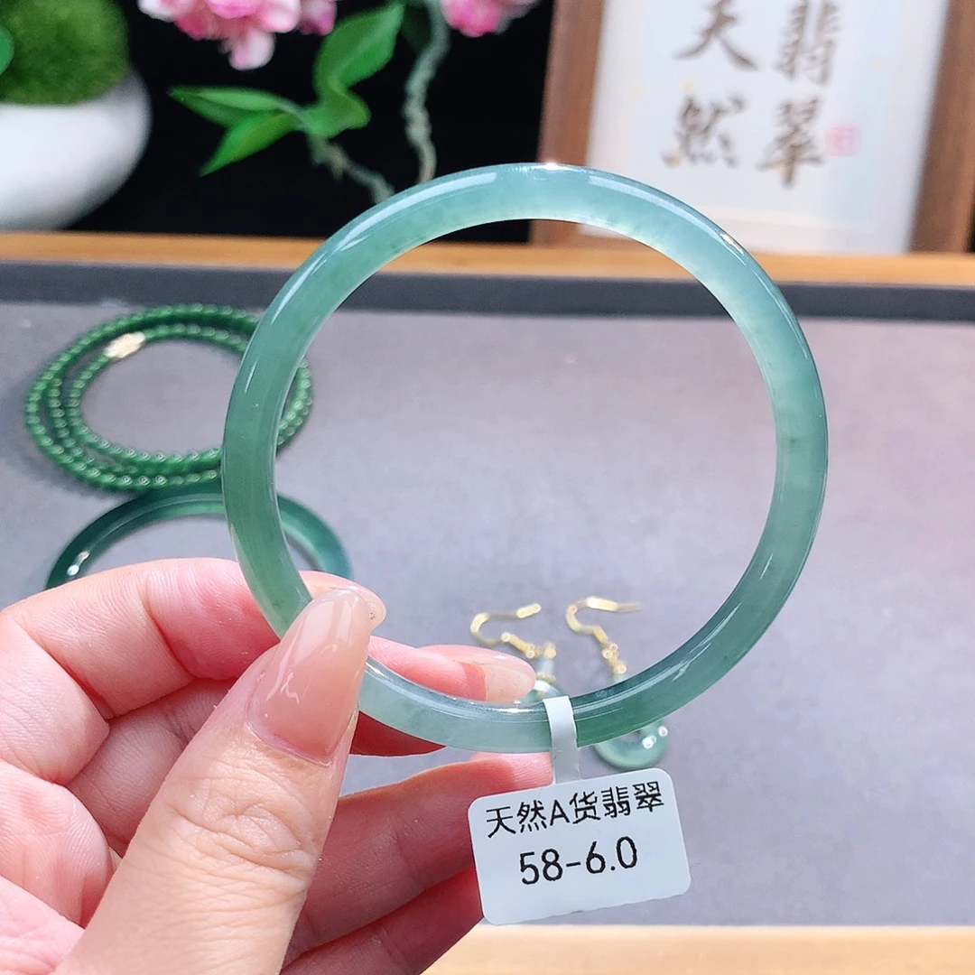 未镶嵌手镯（圆镯）翡翠
