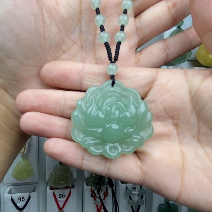 东***红石英质玉未镶嵌颈饰