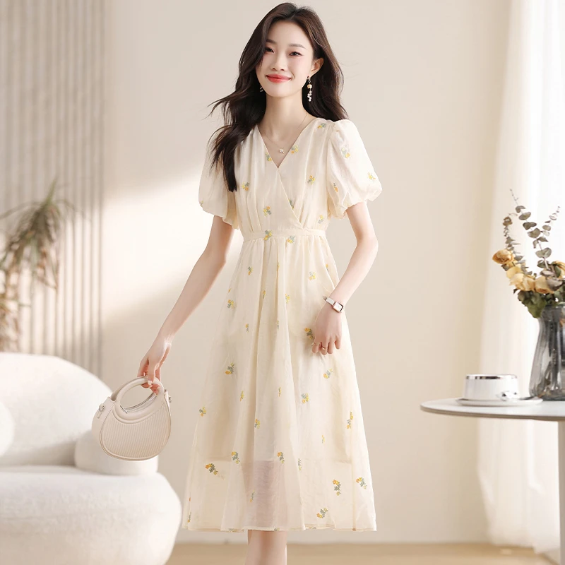 法式碎花连衣裙女春夏新款气质温柔风显瘦系带高腰泡泡袖刺绣裙子