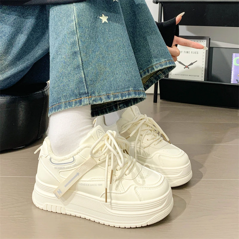 人本女鞋小众港风百搭板鞋2025冬季保暖加绒厚底增高休闲鞋小白鞋