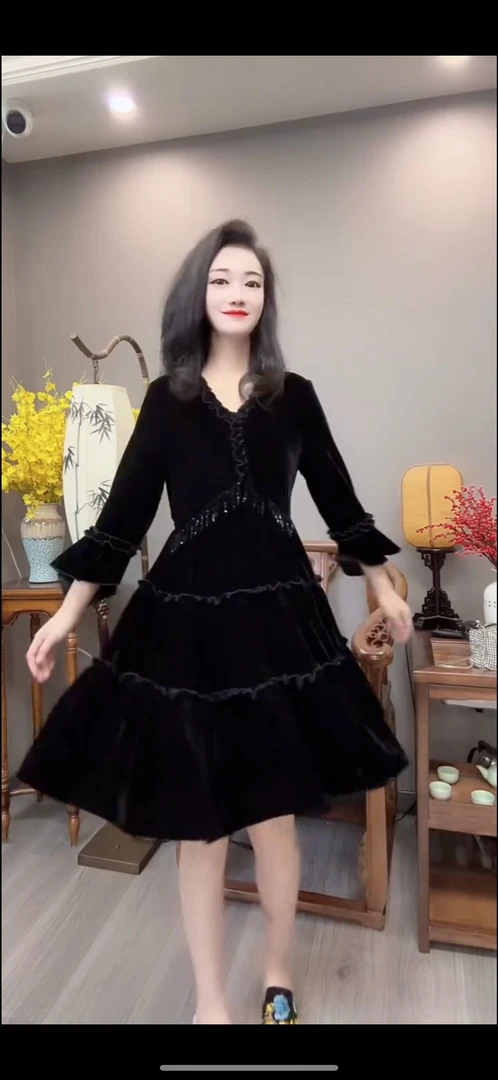 丝绒连衣裙女2025秋新款气质V领女神范高腰显瘦流苏高档荷叶边裙