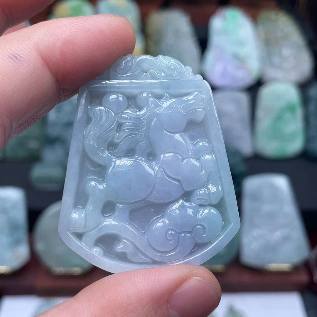 翡翠未镶嵌颈饰马牌