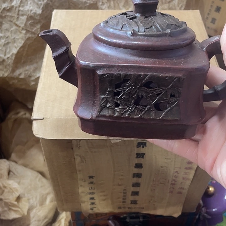 茶壶紫砂原矿泥料，手工制作的一把紫砂壶。