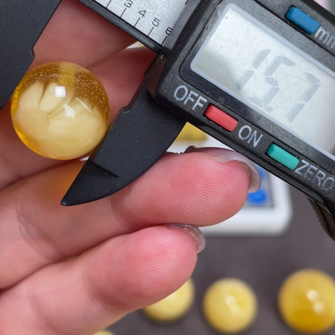 未镶嵌琥珀裸石微瑕231