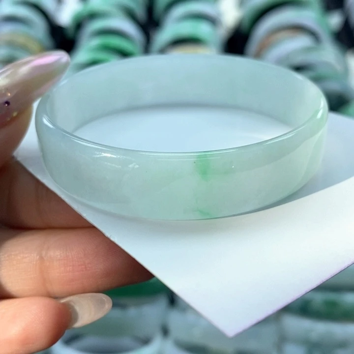 翡翠未镶嵌手镯公主