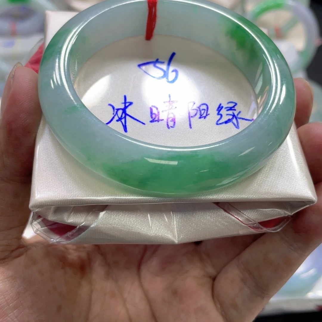 翡翠手镯未镶嵌咻*翡翠