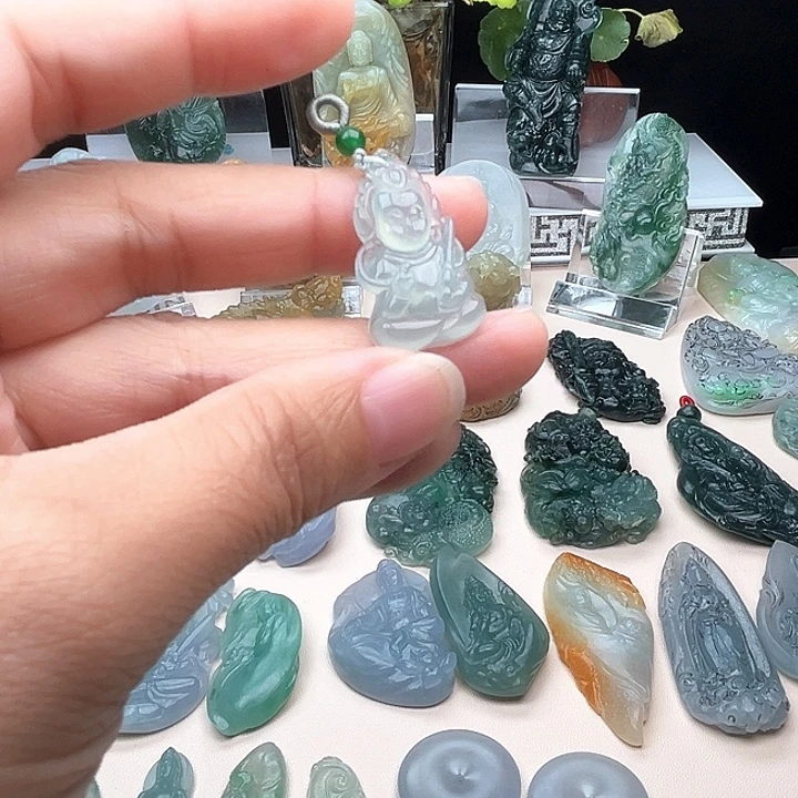 翡翠未镶嵌颈饰伟陀天尊