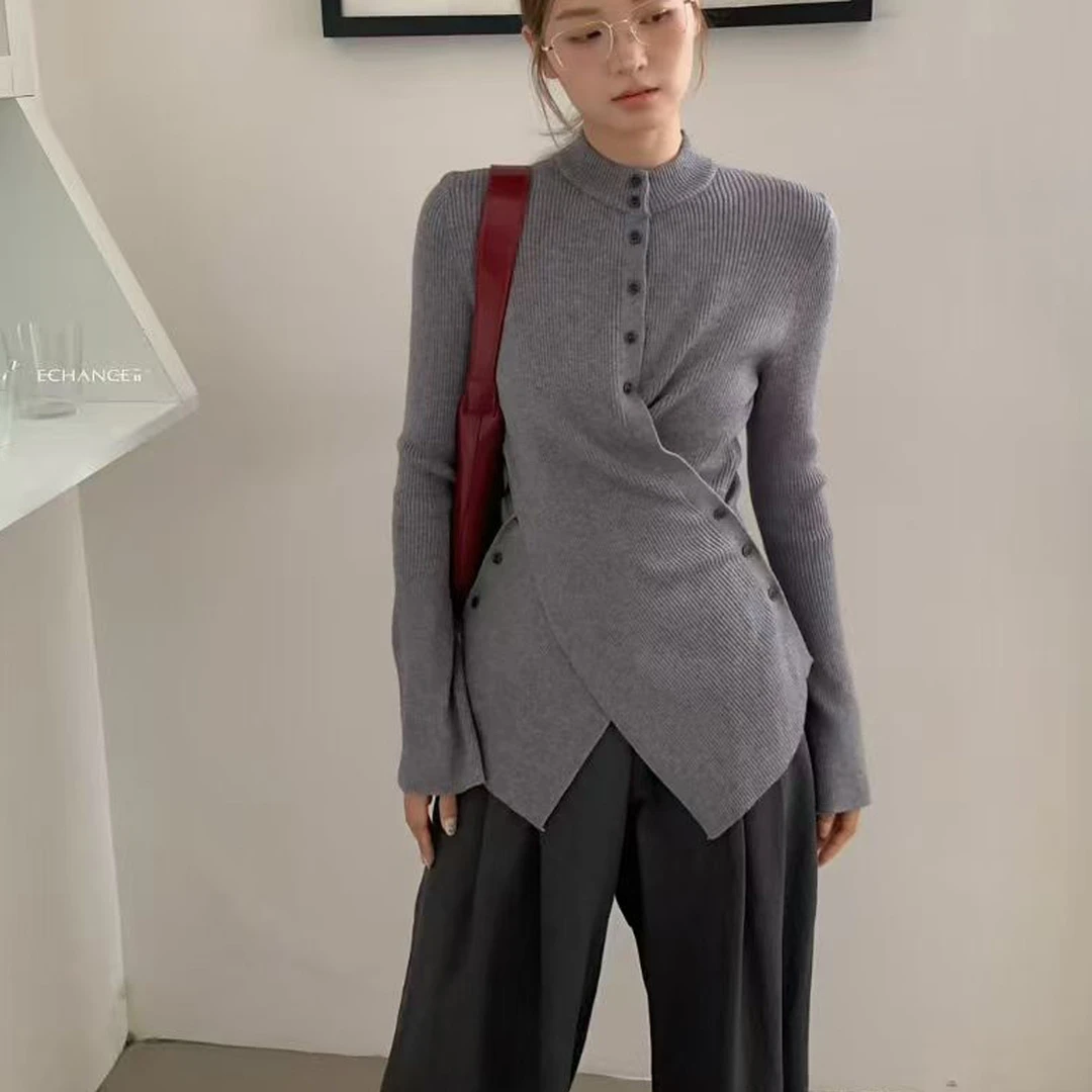 精美别致半高领交叉纽扣打底针织衫女秋冬内搭开叉毛衣喇叭袖上衣