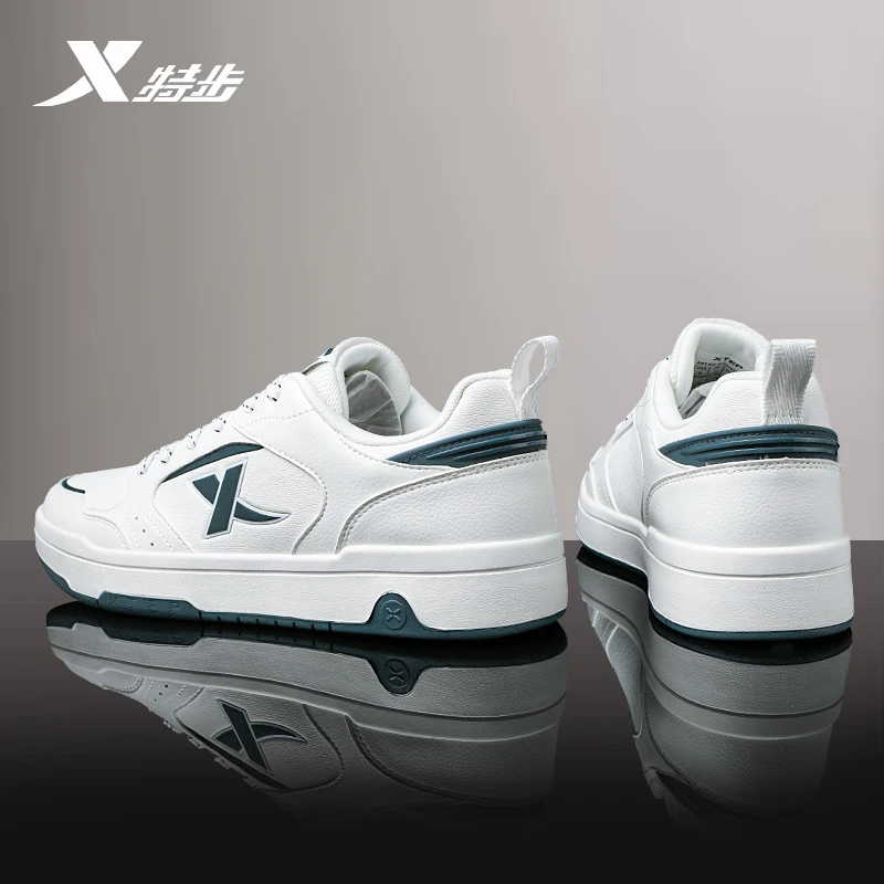 特步男鞋板鞋2025秋冬男士皮面防水运动鞋轻便防滑休闲小白鞋男款