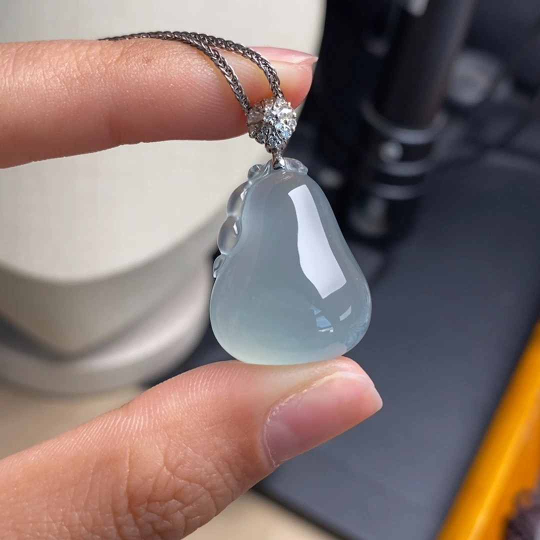 翡翠18K金镶嵌颈饰高冰蓝晴底色清爽清冷厚装饱满水润细腻福瓜