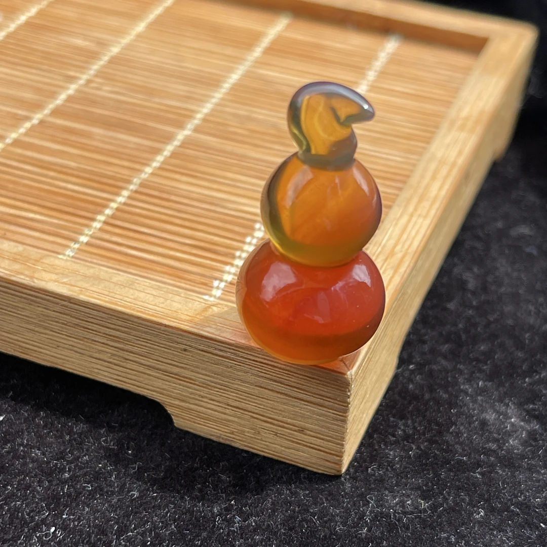 天然缅甸琥珀双色小葫芦