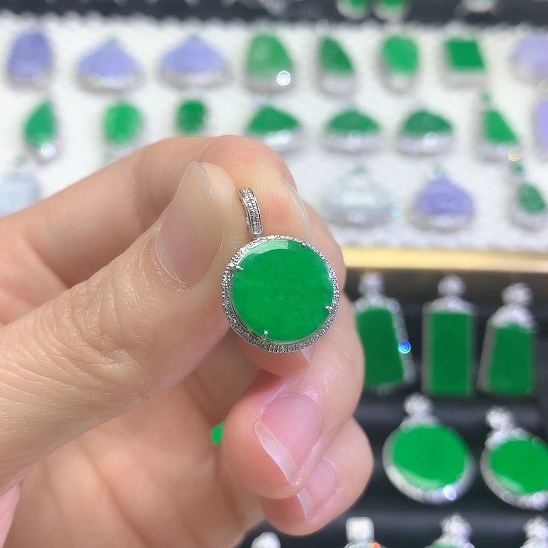 颈饰18K金镶嵌翡翠吊坠