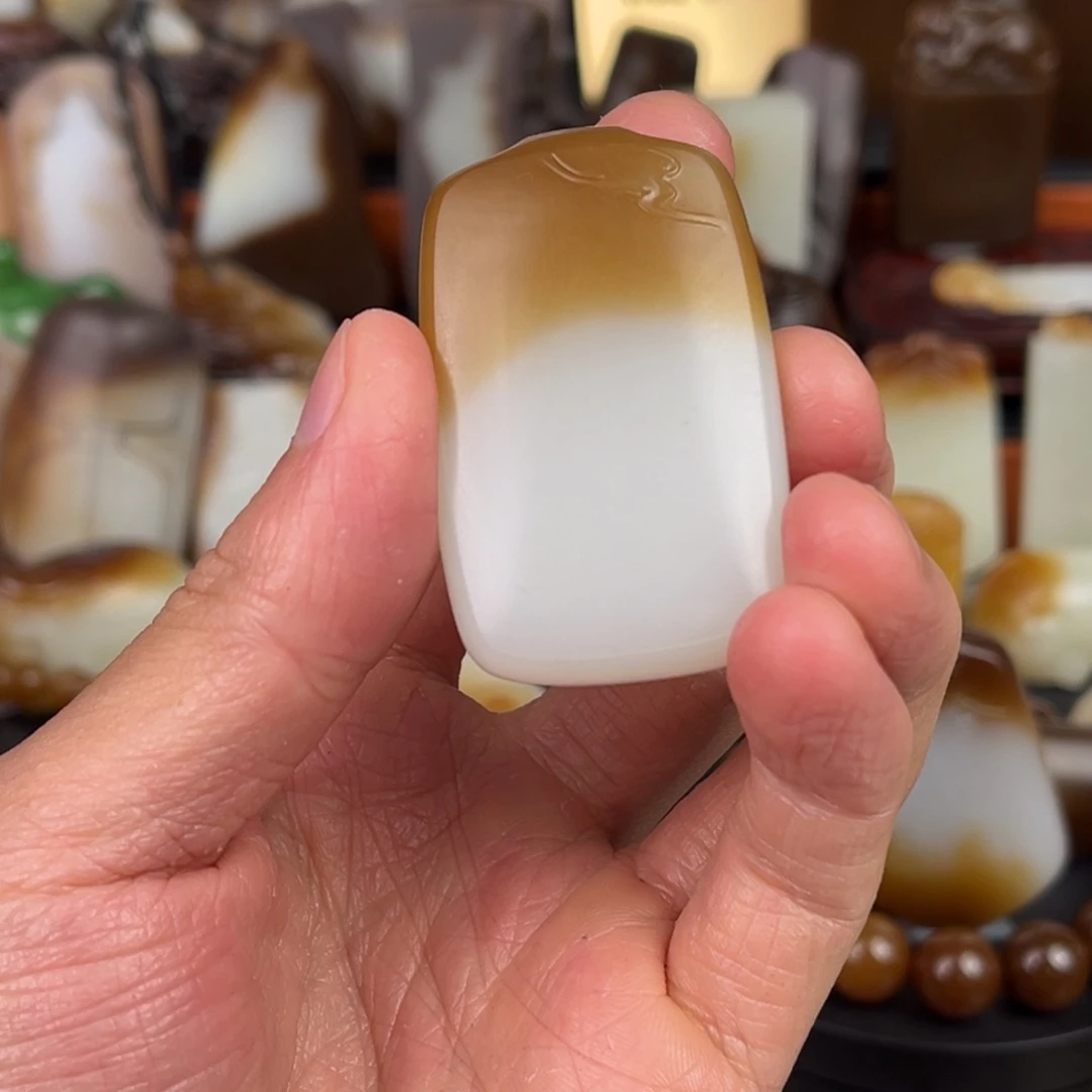 爱***年和田玉（糖玉）未镶嵌颈饰