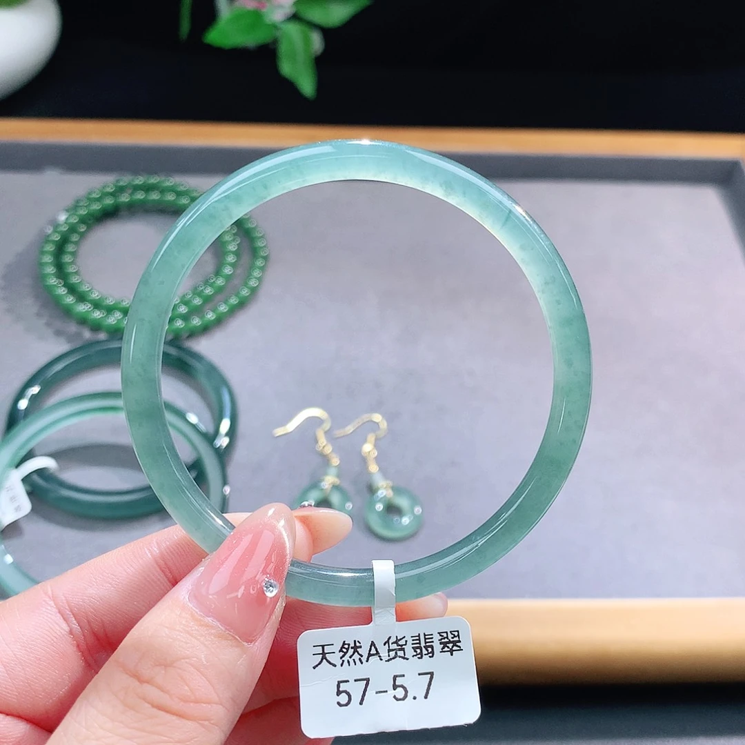 未镶嵌手镯（圆镯）翡翠