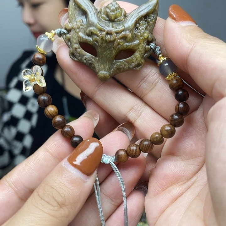蛇纹石玉未镶嵌颈饰