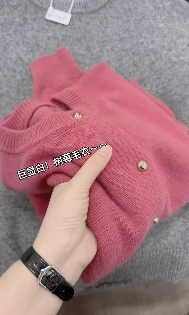 米蓝家名殿！巨显白～树莓红小金扣毛衣开衫外套6833