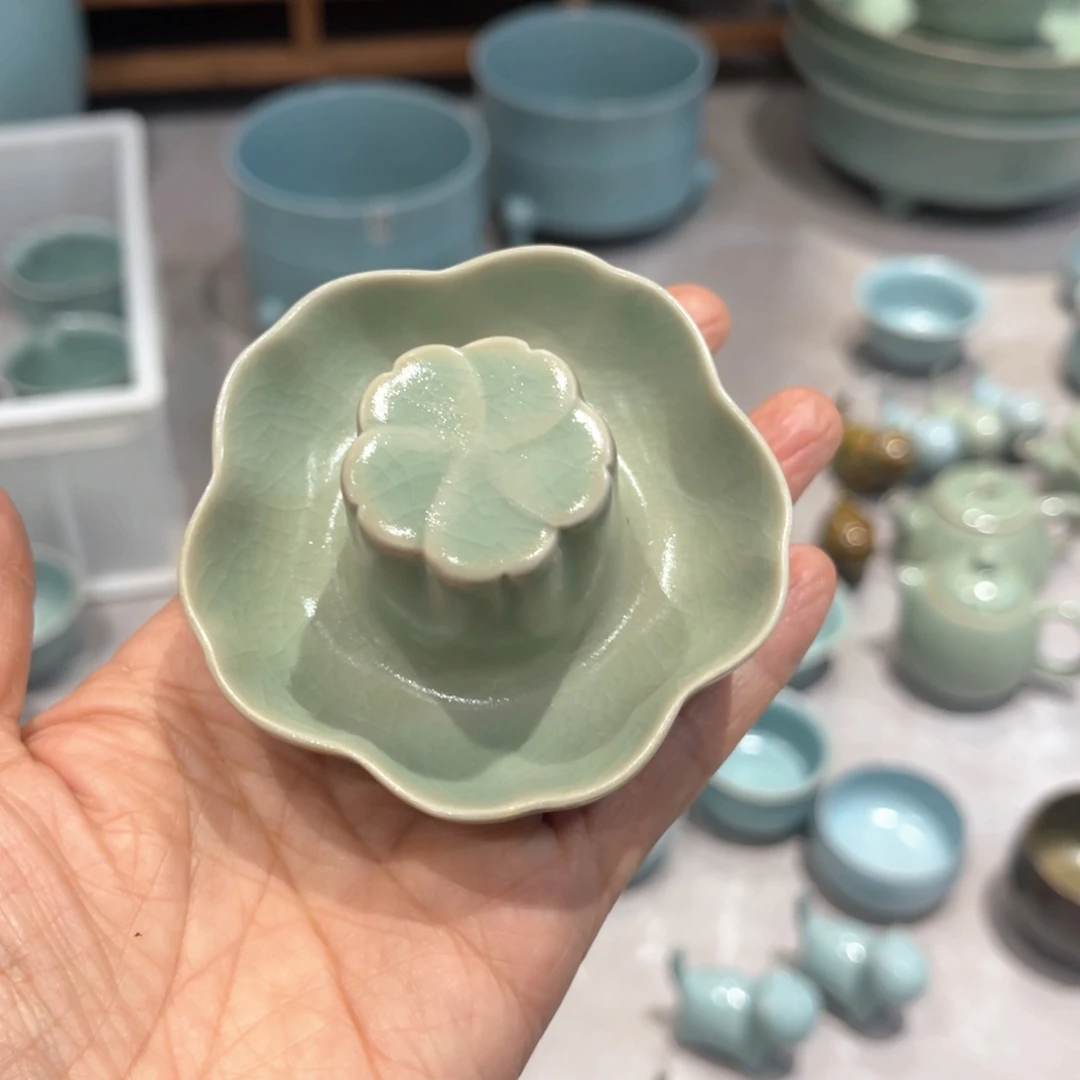 艾***克陶杯子仿古家具与装饰画相配为