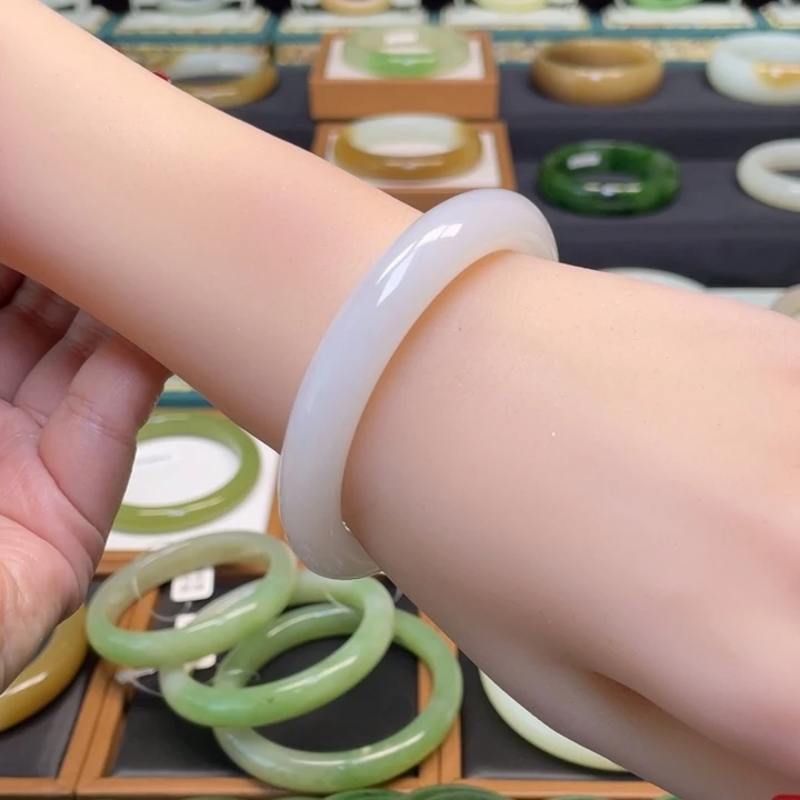 和田玉手镯未镶嵌56