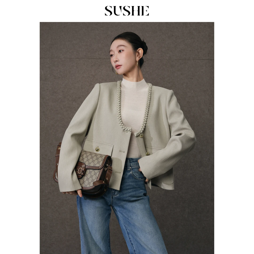 束皙SUSHE 沉香 静奢风醋酸大U领2025春季新款编织截短箱型外套女