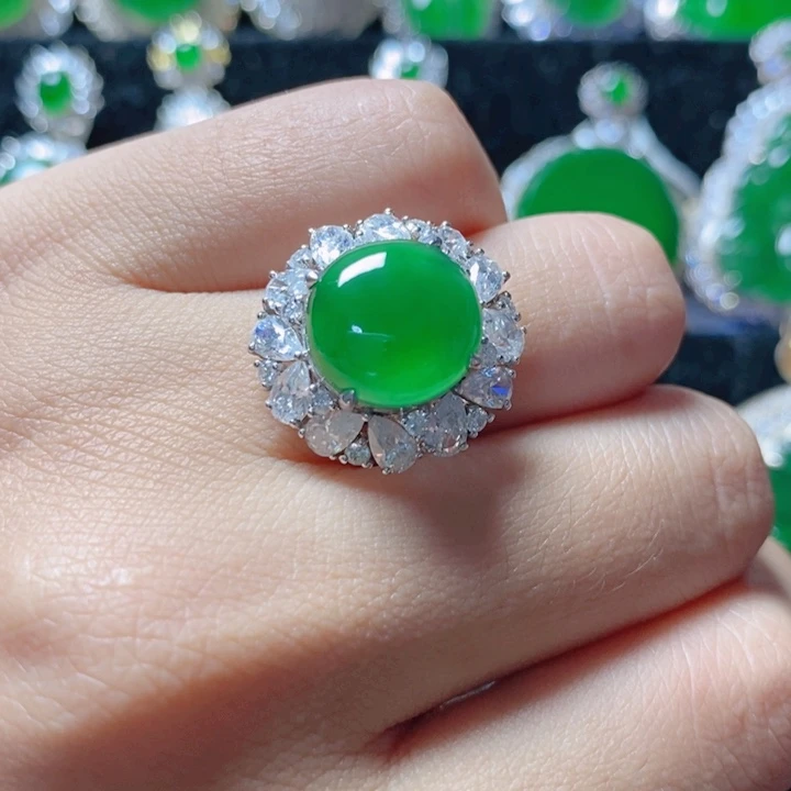 翡翠颈饰18K金镶嵌88。