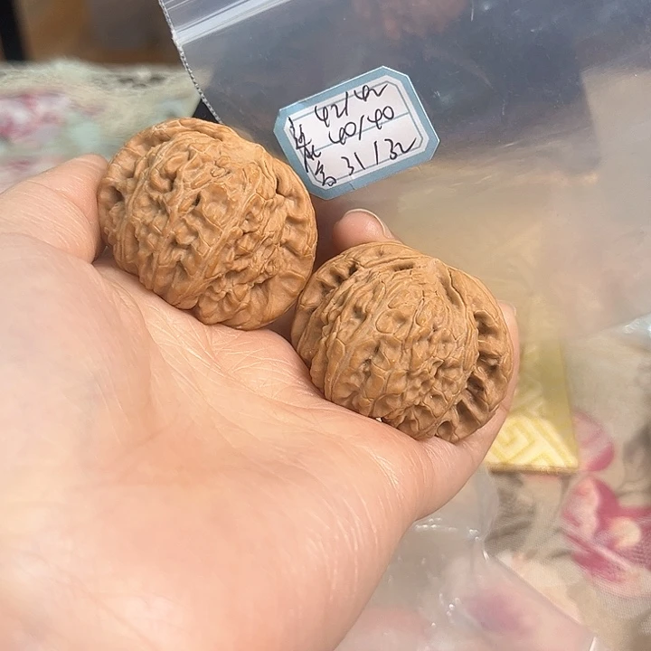 文玩核桃吊坠白狮子