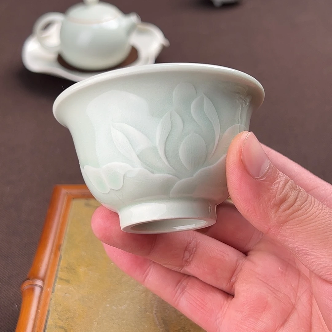 青釉手工刻花压手