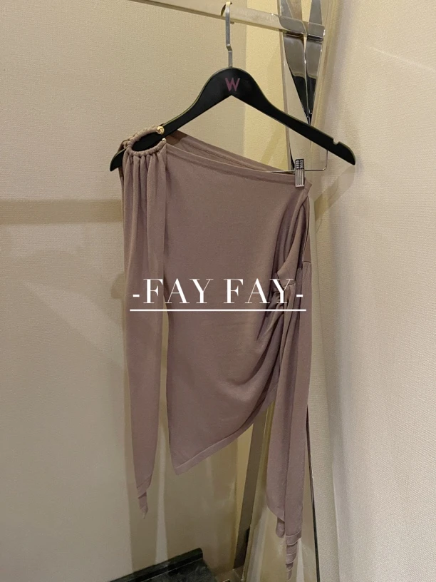 FAY【丝芙小姐】法式斜肩定制金属扣收腰褶皱飘带针织上衣