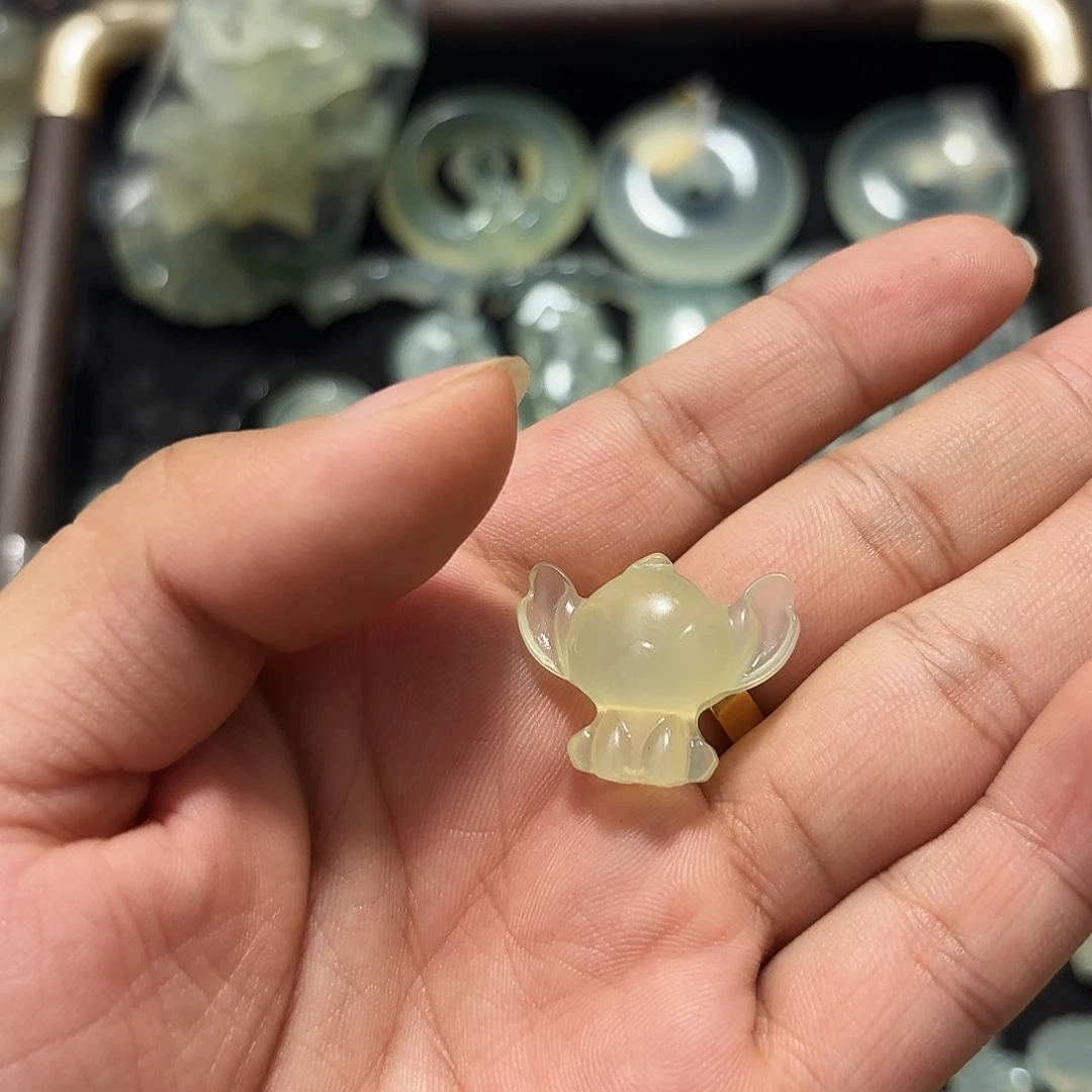 是***）蛇纹石玉未镶嵌颈饰