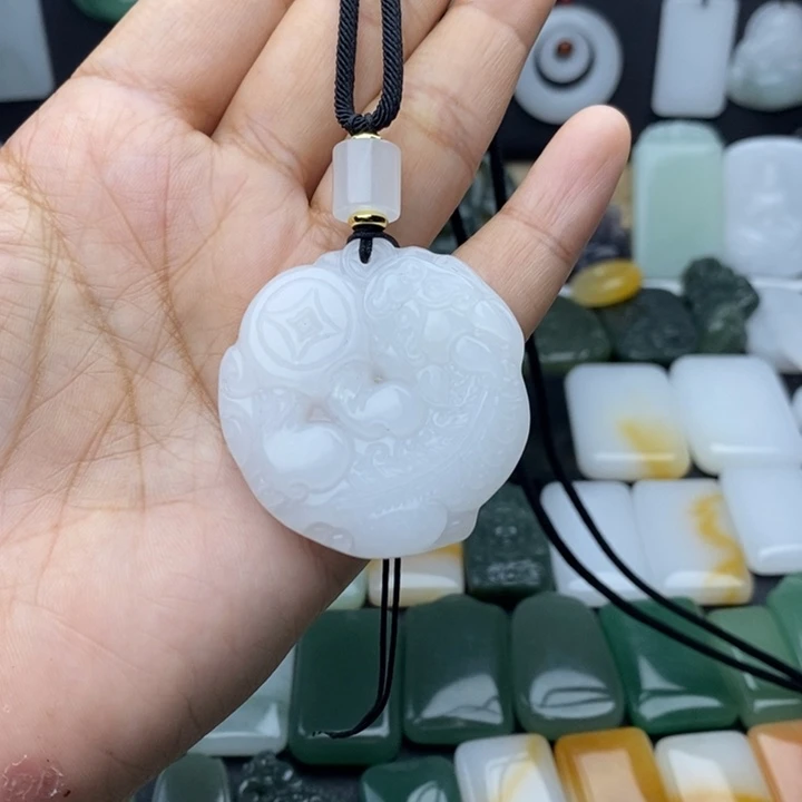 阿***施石英质玉未镶嵌颈饰