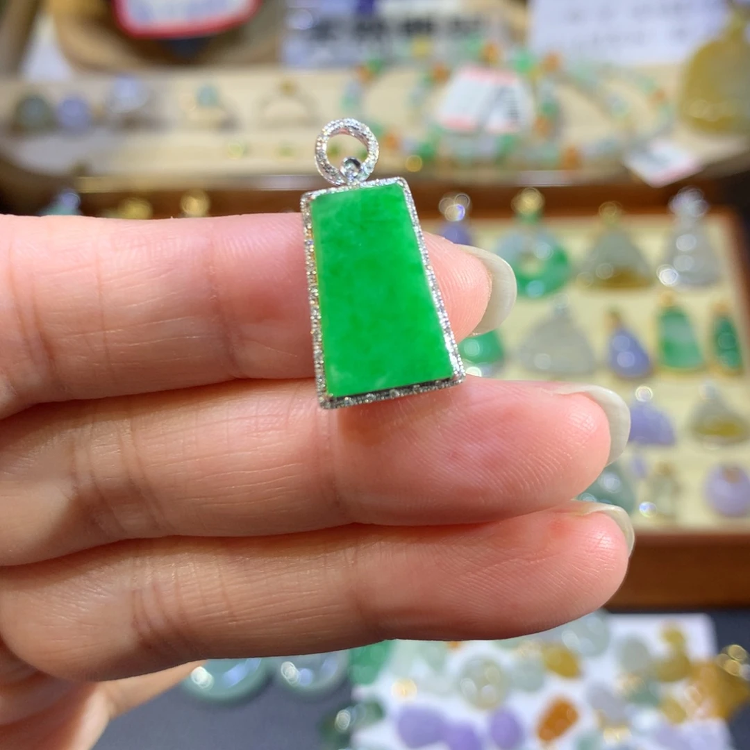 颈饰18K金镶嵌翡翠