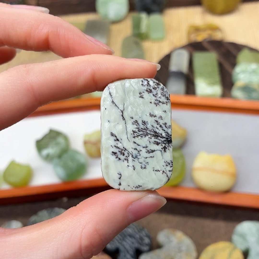 小***.蛇纹石玉未镶嵌颈饰