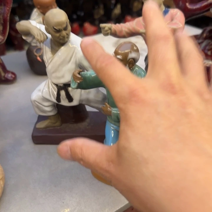 石湾公仔衬托盆景漂亮