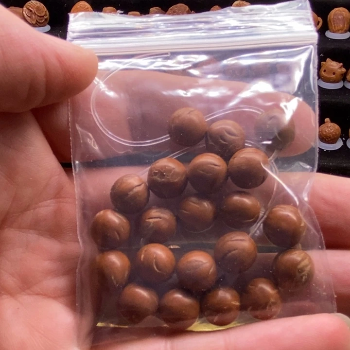 T****7桃核雕刻光珠定制