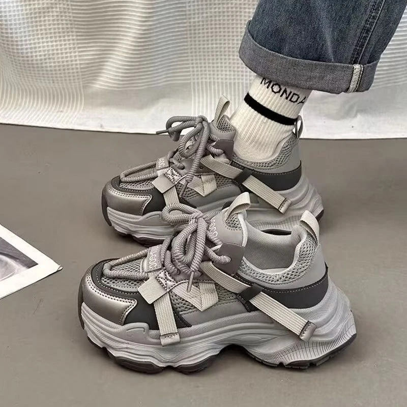 春秋新款轻便显脚小百搭不笨重休闲运动鞋适合学生时尚潮流炸街款