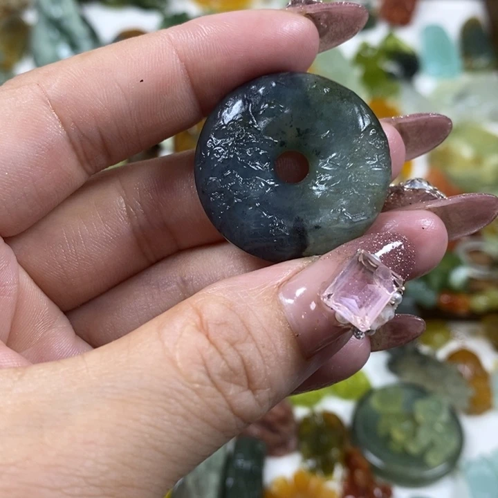 未镶嵌蛇纹石玉吊坠