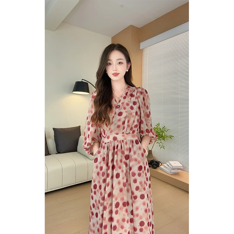 红色波点连衣裙女夏2025新款显白气质中长裙女V领灯笼袖