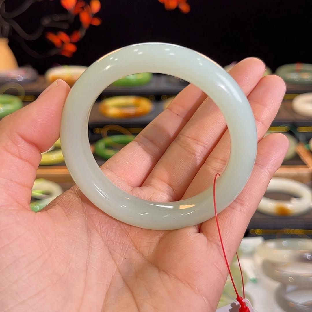 和田玉未镶嵌手镯近矿！油糕奶白蓝