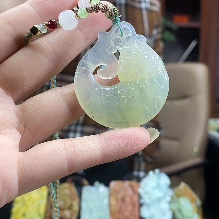 蛇纹石玉未镶嵌颈饰