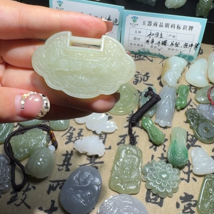 颈饰未镶嵌和田玉