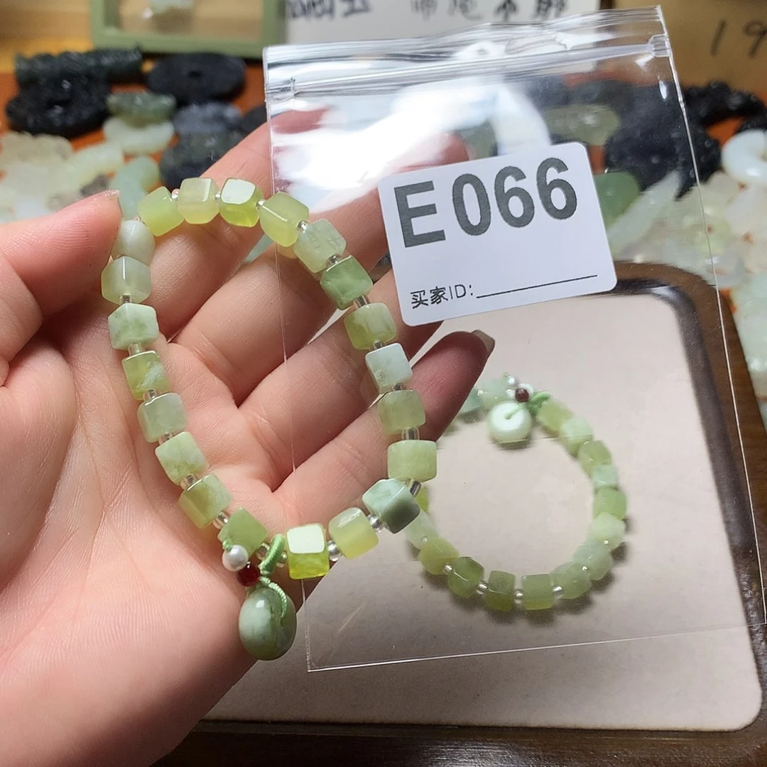 蛇纹石玉颈饰合金有微瑕
