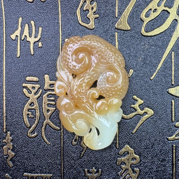 和田玉新疆且末糖白吊坠俏色仿古精雕