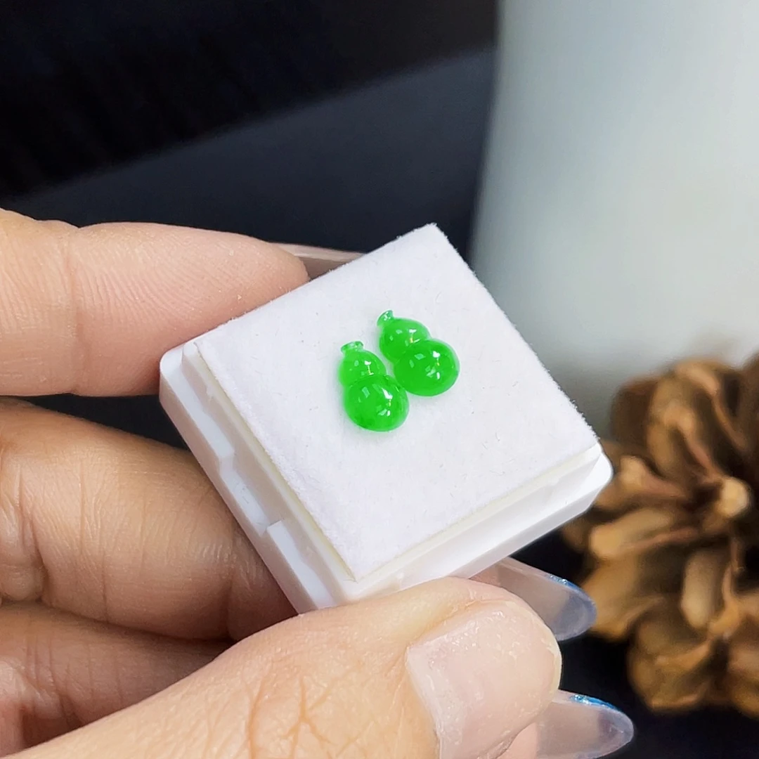 裸石翡翠小*XN008满色正阳绿葫芦一对